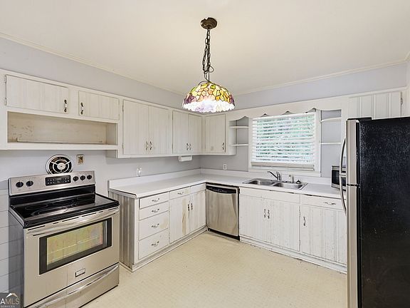 3rd image of 584 Cornwall Pl