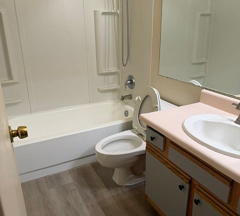 4th image of 125 Tabor Ave #1