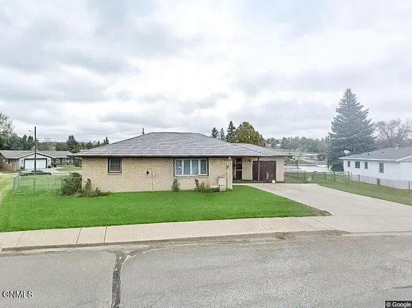 906 6th St NW, Mandan, ND 58554