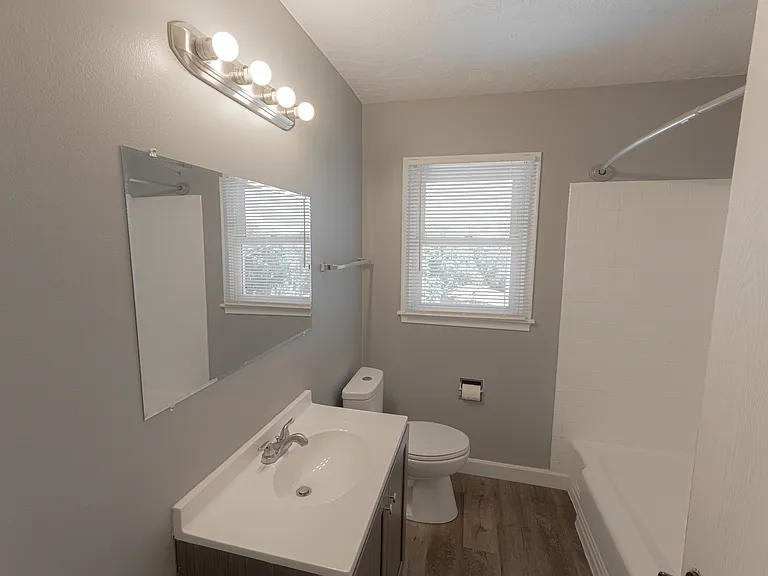Full Bathroom (upstairs)