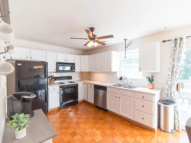 136 Mulberry Cir — Photo 4