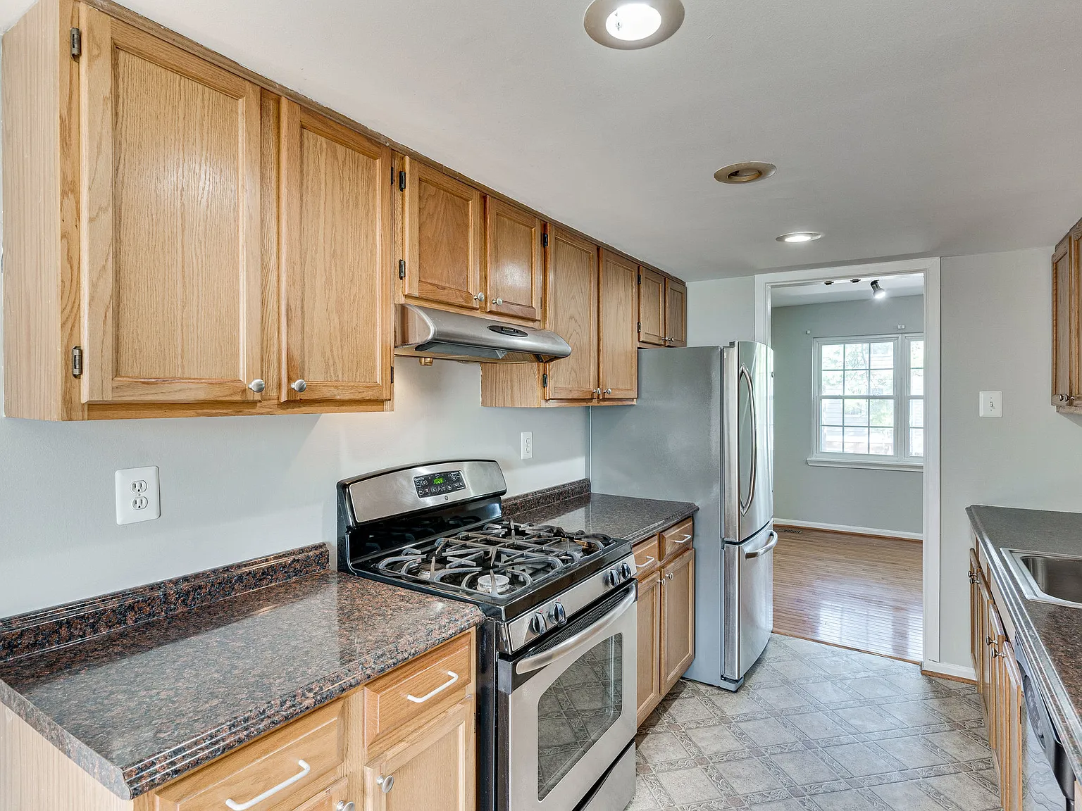 4 bed, 2079 sqft, $3,300 — Photo 3