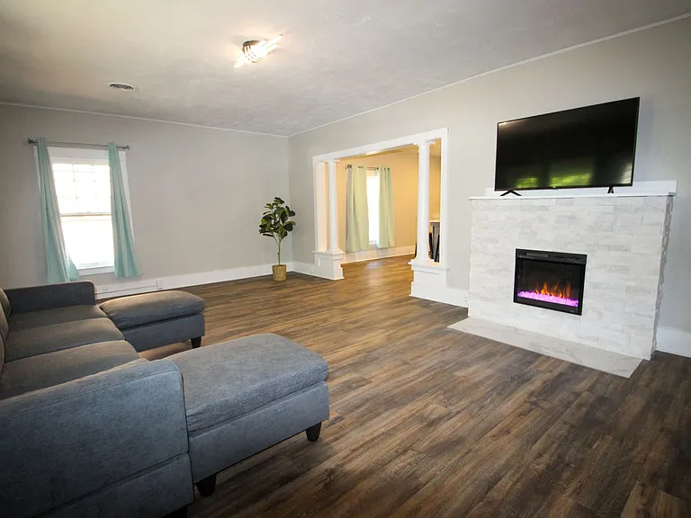 613 E State St — Photo 24