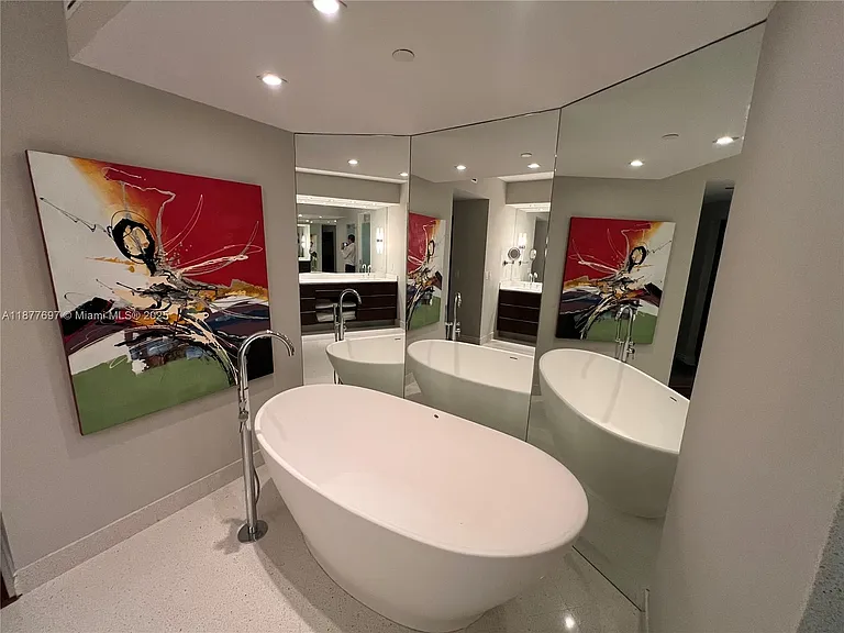 300 S Pointe Dr #2806 — Photo 8