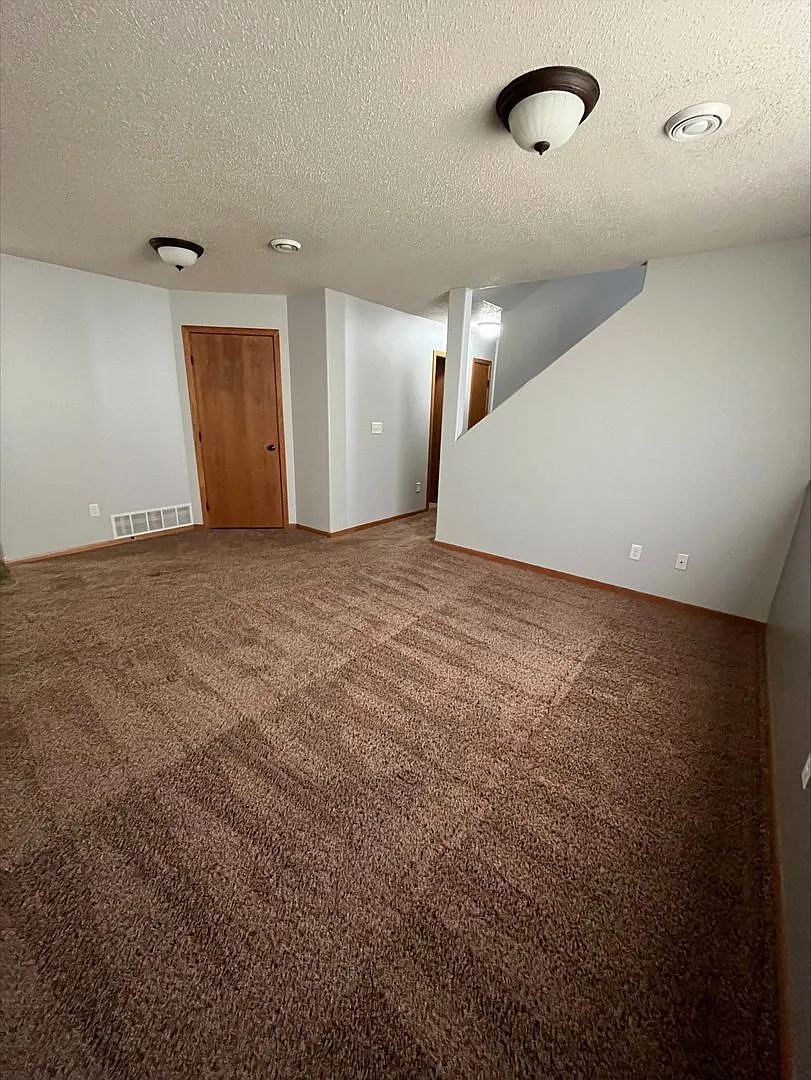 Heated Garage 3 bed, 2 bath Twin Home — Photo 3