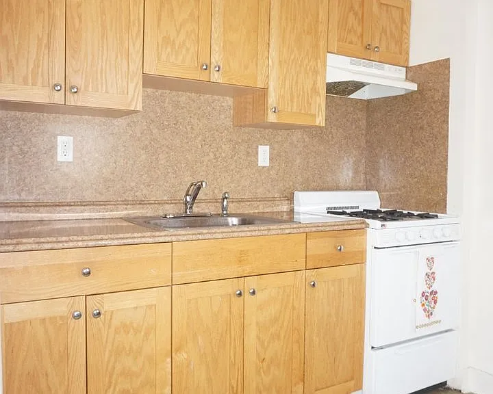 Montrose Apartments — Photo 14