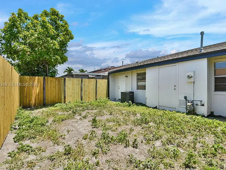 18947 NW 45th Ave #1 — Photo 5