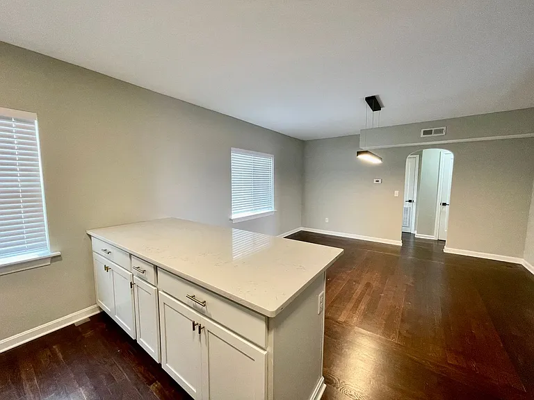 2621-2623 Woodburn Ave. — Photo 4