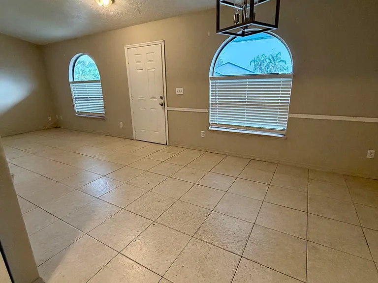 5205 SE Primrose Way — Photo 2