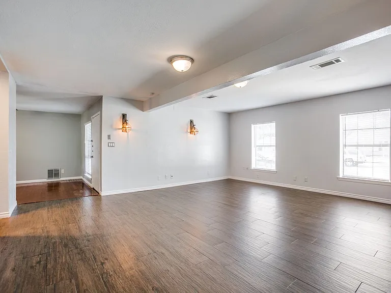 4425 Windsor Dr — Photo 3