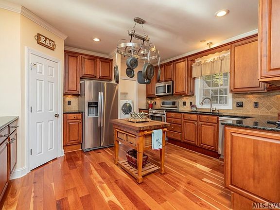 2nd image of 211 Lakeview Dr