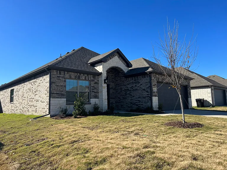 639 Comal Dr — Photo 2
