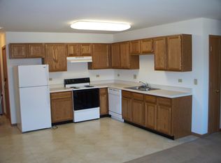 424 Wyman St APT 9, Sycamore, IL 60178