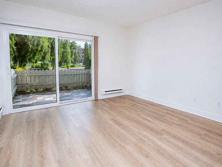 151 Shoreline Ct — Photo 3