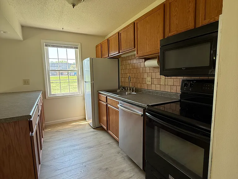 23 Twin Oaks Ter — Photo 2