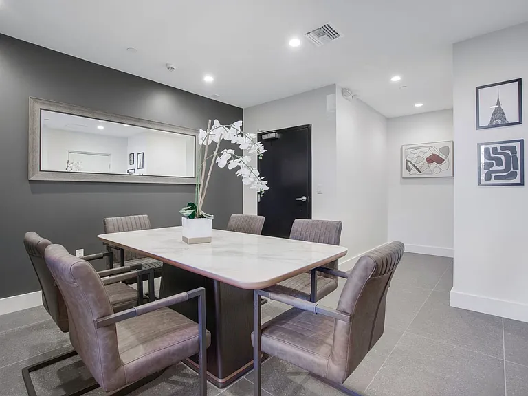V on Victory Apartments — Photo 28