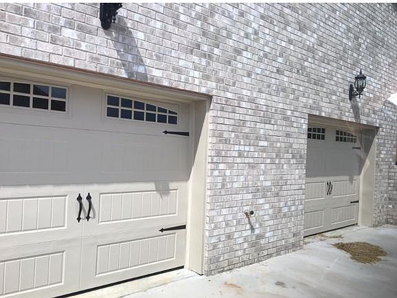 Double garage doors Huge basement / 3 cars