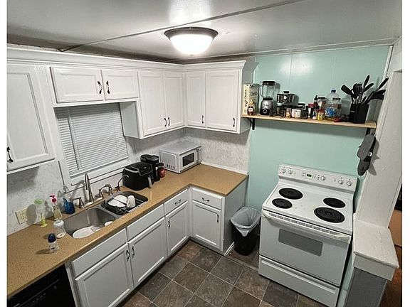 3rd image of 185 Maple St