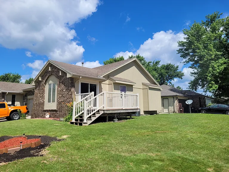 201-203 Southridge Cir — Photo 2