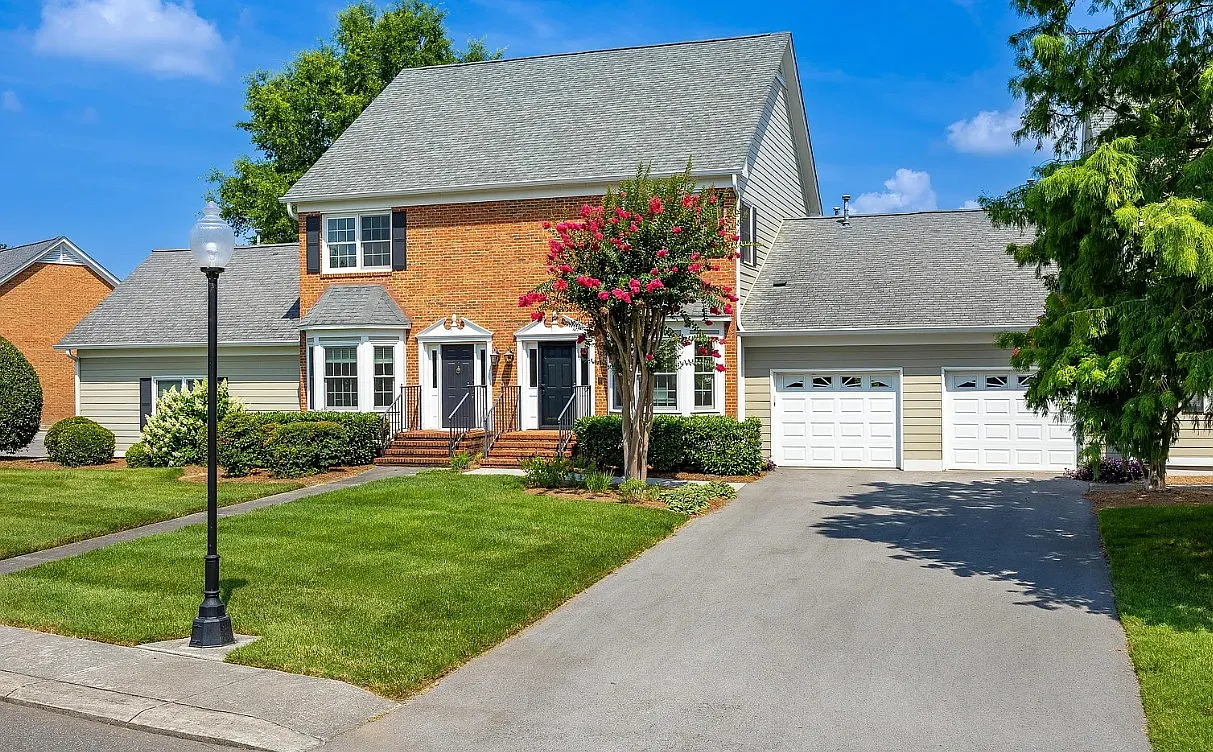 2 bed, 1.5 bath, 1384 sqft, $2,395 — Photo 2