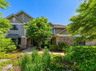 195 Mooregate Trl, Hawthorn Woods, IL 60047