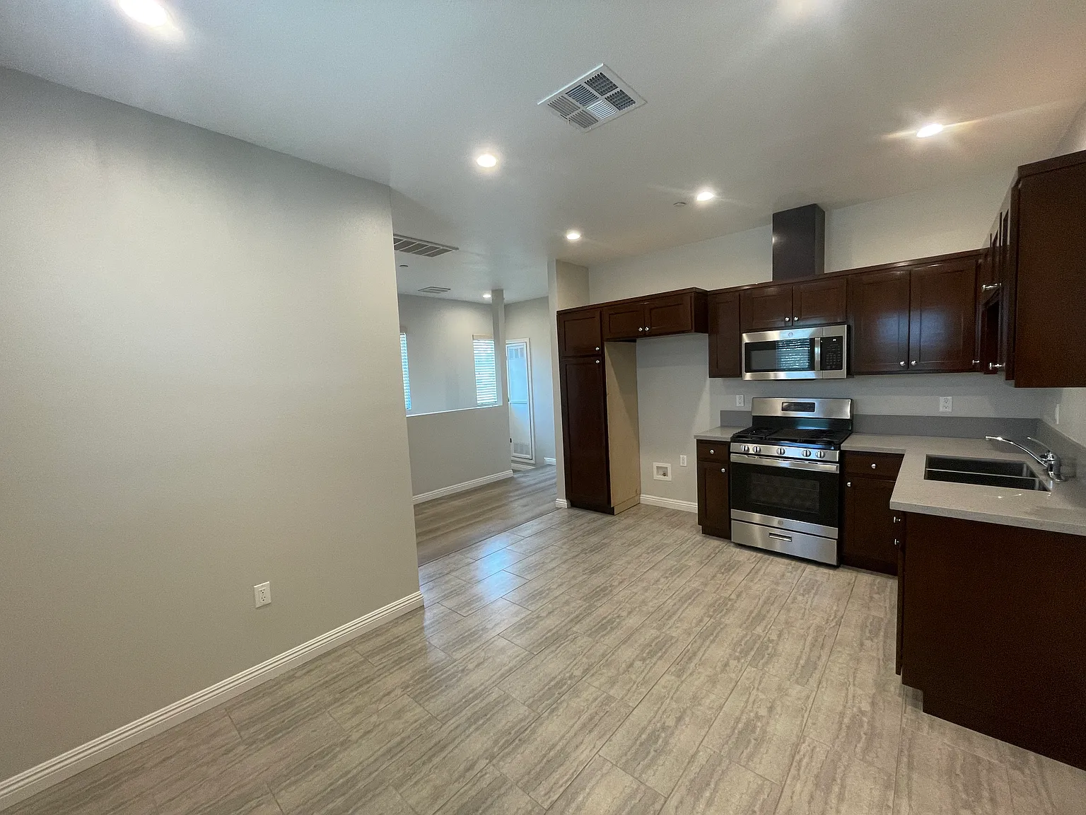 3 bed, 1118 sqft, $3,175 — Photo 3