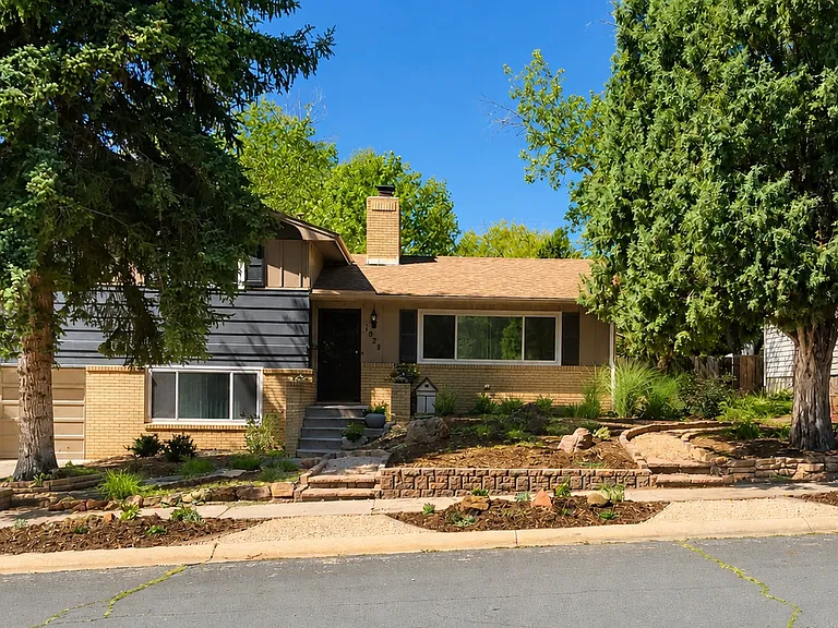 1928 Carlton Ave — Photo 1