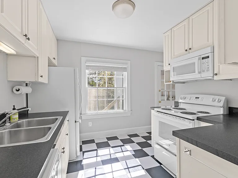2728 Anderson Dr — Photo 10