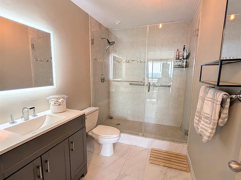 616 Harmon Cove Tower — Photo 10