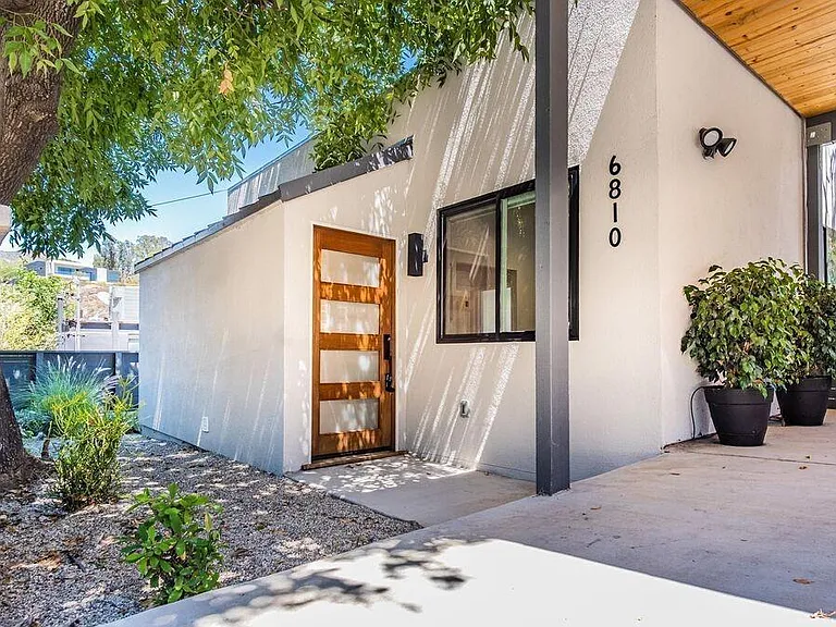6810 Cahuenga Park Trl — Photo 2