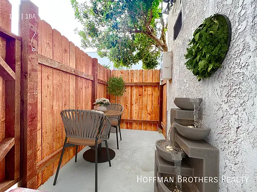 418 N Sierra Bonita Ave #3/4 Photo 1