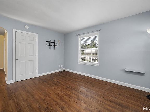 3rd image of 613 Schaefer Pl