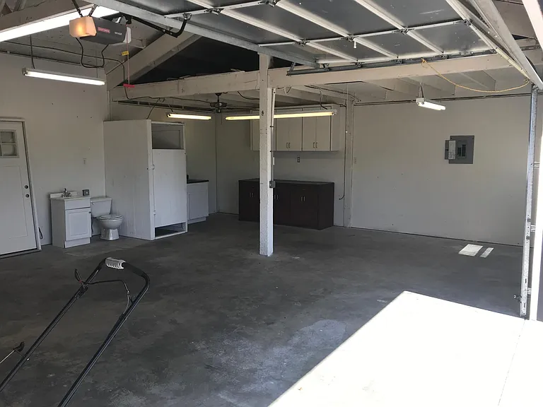 SE Zenith St — Photo 14