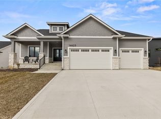 14623 Sutton Dr, Urbandale, IA 50323