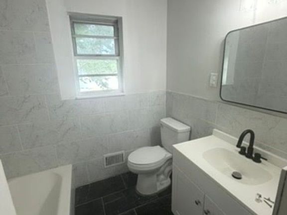 4th image of 801 Cedar St