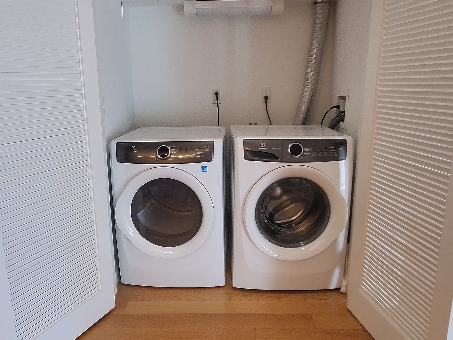2 bed, 901 sqft, $4,150 — Photo 2