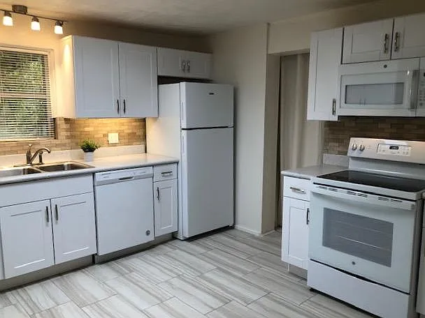 1032 E Glenn St — Photo 14