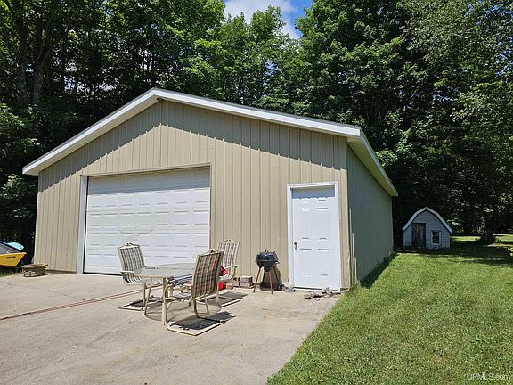 3rd image of 1694 W Quarry Rd