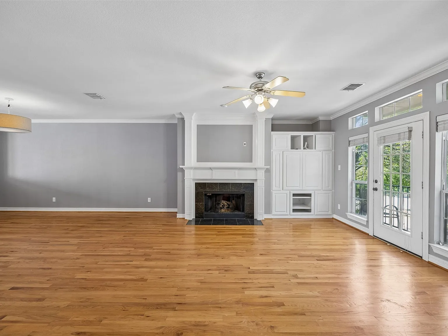 3 bed, 3.5 bath, 2735 sqft, $3,995 — Photo 2