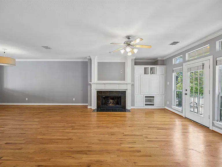 3943 N Hall St — Photo 2