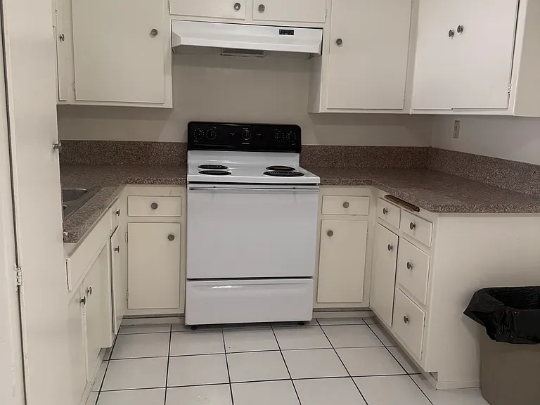 1014 Buena Vista St #5 — Photo 3