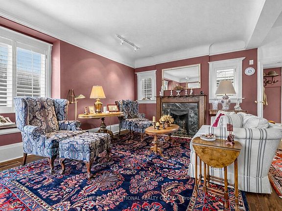 5th image of 136 Roxborough Dr