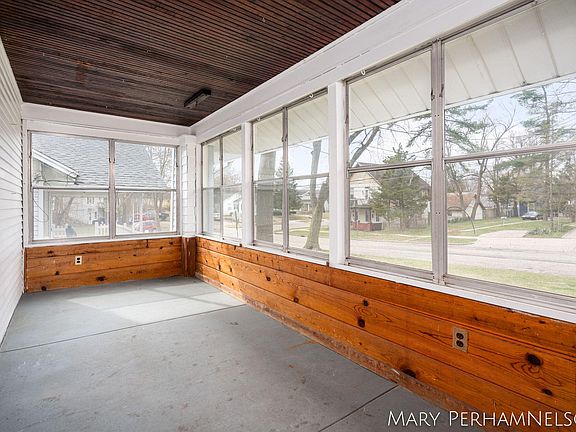 3rd image of 2046 Paris Ave NE