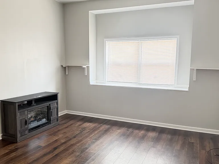 711 W Charles St #1 — Photo 8
