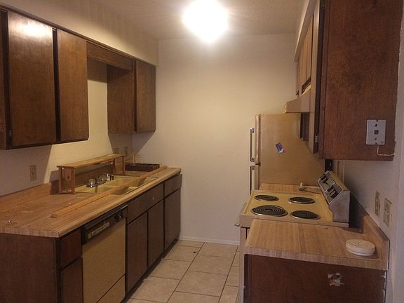 Kitchen (: update: new appliances not pictured)