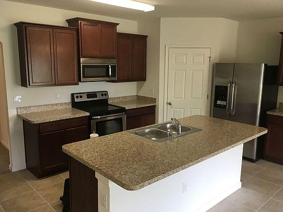 5th image of 1013 SW Sarto Ln