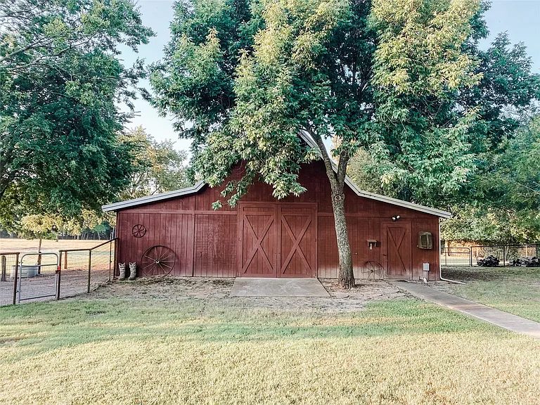 581 Country Club Rd — Photo 38
