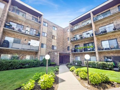 725 W Huntington Commons Rd APT 416, Mount Prospect, IL, 60056