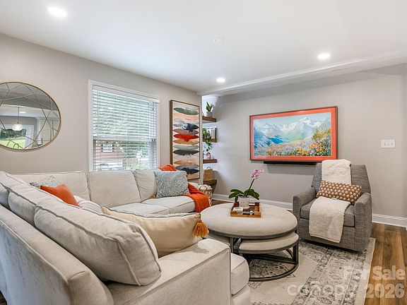 4th image of 6801 Rollingridge Dr