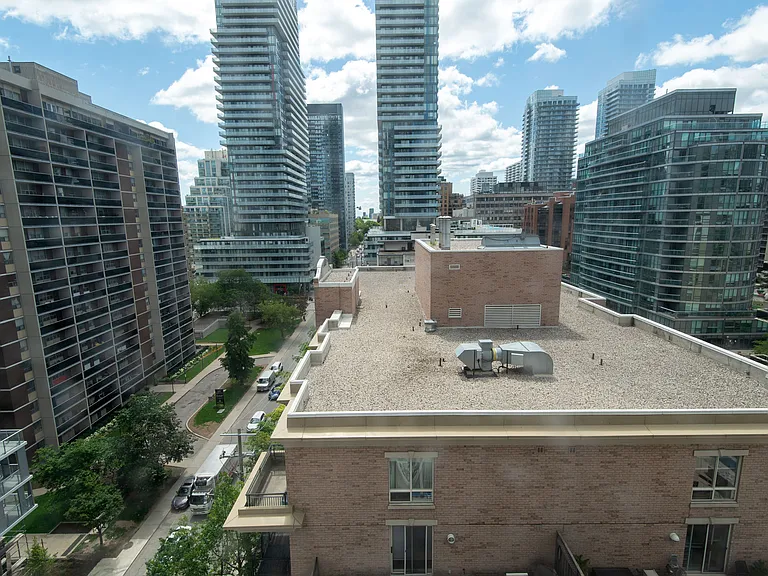 200 Redpath Ave — Photo 98